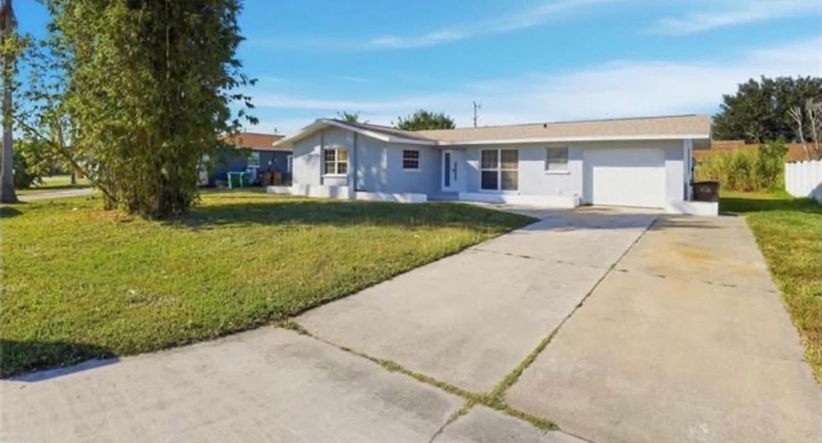 Casa celeste de una planta con garaje y amplio acceso vehicular en Cape Coral