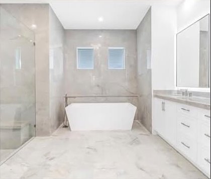 Baño principal con tina independiente y ducha amplia