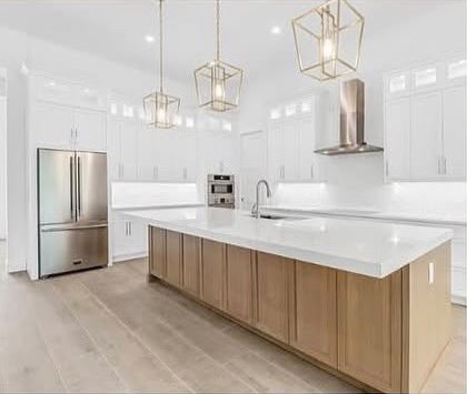 Cocina con isla grande de madera y encimeras de cuarzo